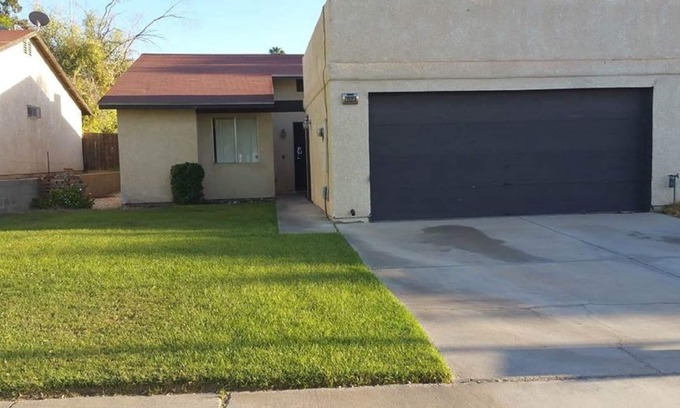 Yuma House | beautiful home Sleeps 8, but 6 comfortably