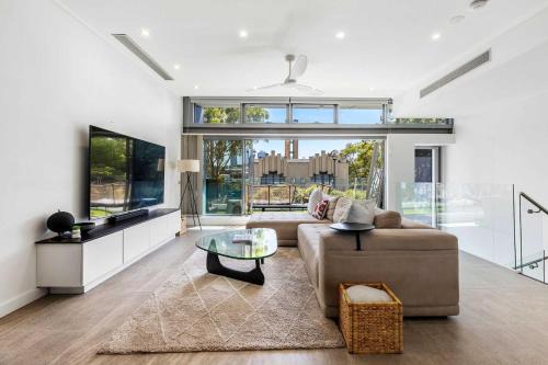 Glebe Apartment | Beautiful House in Glebe with Two-Car Garage