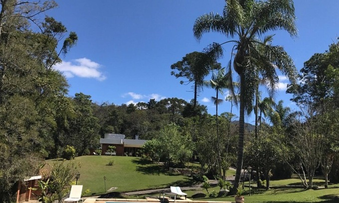 Teresopolis Cottage | Beautiful house with 9.000m2 of gardens, wifi, 4 suites and near Golf - 06 bedrooms