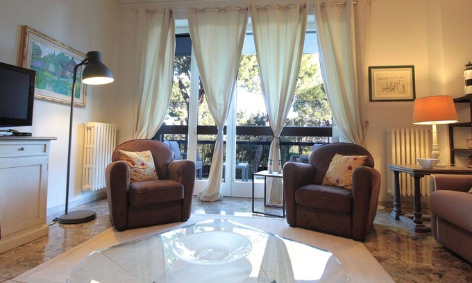 Desenzano del Garda Apartment | Beautiful apartment for 6 guests with WIFI, A/C, hot tub, sauna, TV and terrace, close to Sirmione