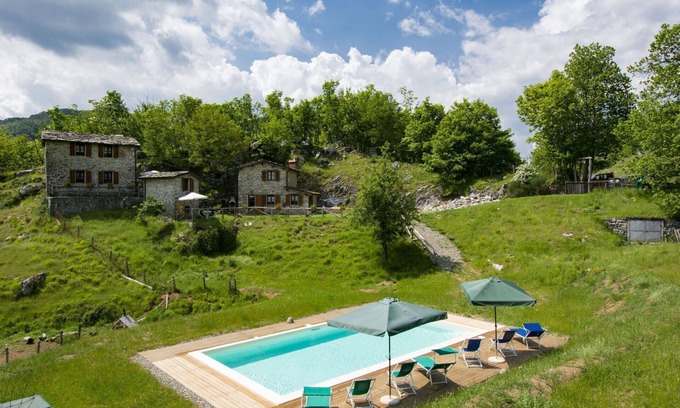 Fabbriche di Vallico Villa | Beautiful apartment in villa for 6 guests with WIFI, pool, TV, patio and pets allowed