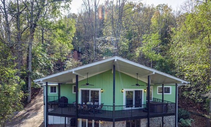 Silver Point House | Beautiful Lake Cabin, Hot Tub, WIFI, Steps to Lake/View