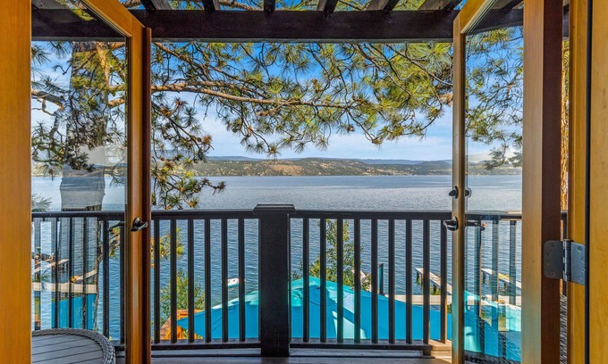 Central Okanagan Cabin | Beautiful Lakefront Cottage Kelowna