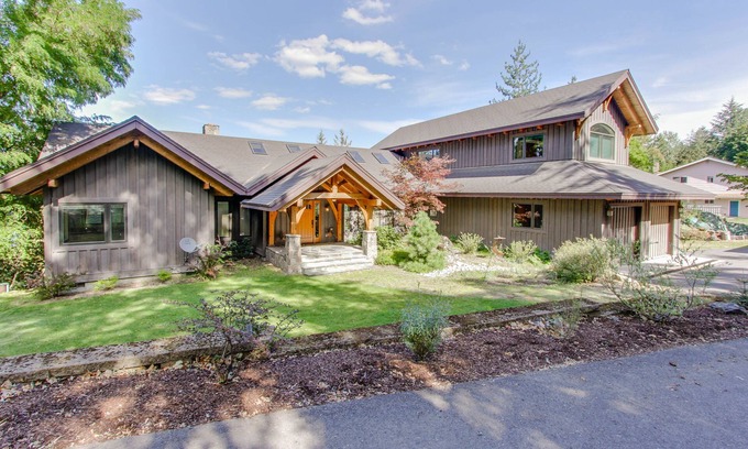 Sandpoint Cabin | Beautiful lakefront lodge w/views, private beach access, & large deck