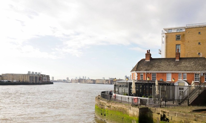 Limehouse Apartment | Beautiful Limehouse 1BR w/ Balcony nr Canary Wharf, by Blueground