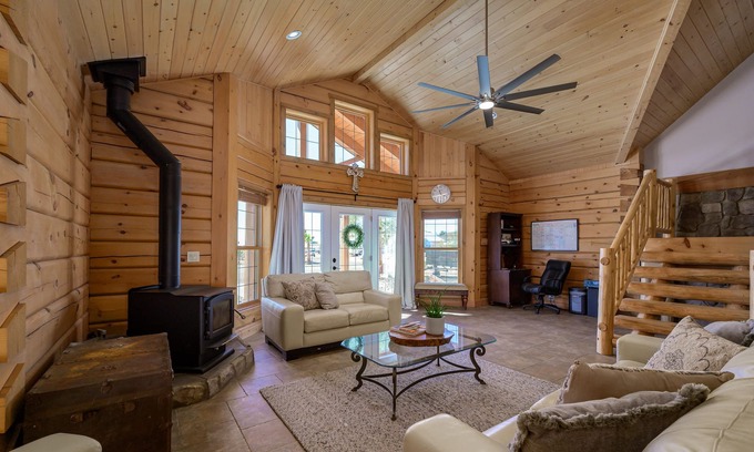 Bullhead City Cabin | Beautiful log cabin in the center of Bullhead close to all amenities and water.