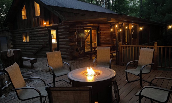 Hackensack Cabin | Beautiful Log Cabin on Trillium Lake with Sauna & Pontoon included! GREAT RATES!