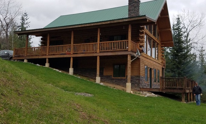 Calder House | Beautiful log home along the St. Joe River in North Idaho
