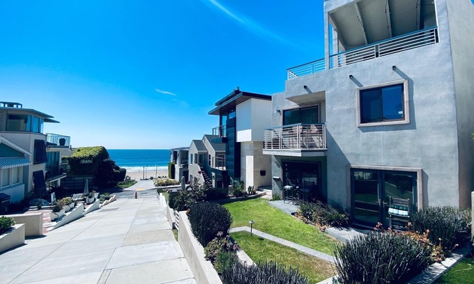 The Strand House | Beautiful Manhattan Beach 100 Block Walk Street Home