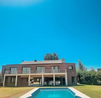 Bajo Lunlunta House | Beautiful Mansion w/Pool&Jacuzzi-Gated Community