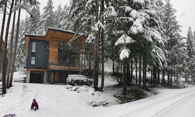 Hyak House | Beautiful Modern Mountain Home with mountain views.