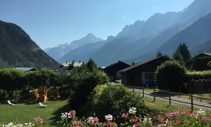 Les Houches Apartment | Beautiful modern 3 bed en-suite chalet apartment with balcony