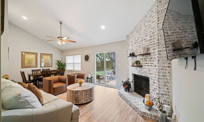 Katy House | Beautiful Modern Rustic 3BR Near I-10 , Typhoon TX Water Park & Memorial Herman