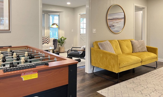 Central Oklahoma City House | BEAUTIFUL MODERN FARMHOUSE STAYCATION | BACKYARD | FOOSBALL| GAMES| SLEEPS 14