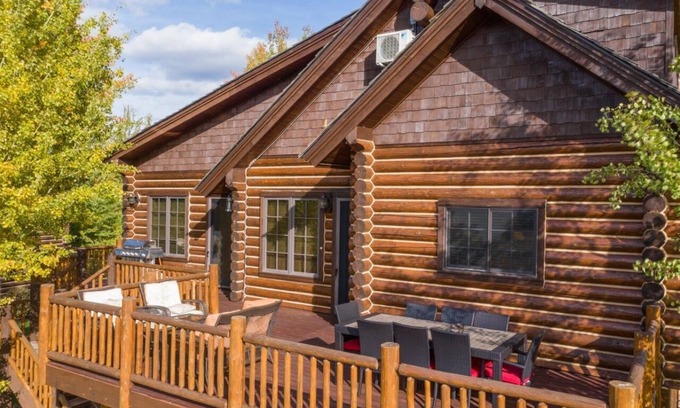 Victor Cabin | Beautiful mountain views from private home with multiple workspaces