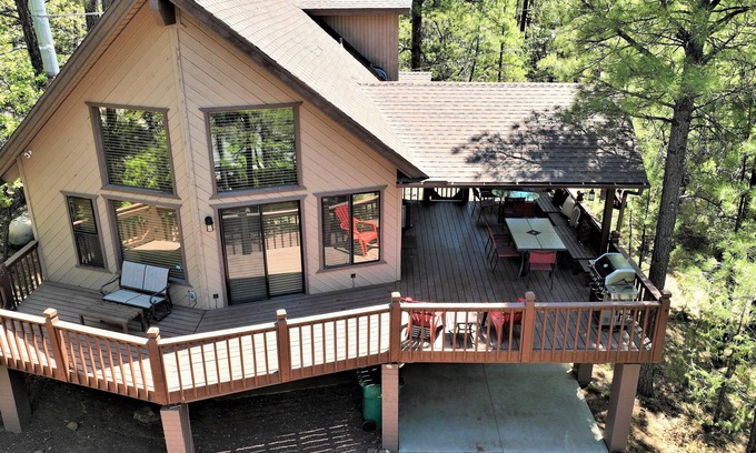 Munds Park Cabin | Beautiful Naughty Pines Lodge! 2 Masters, Loft & large deck in Munds Park!
