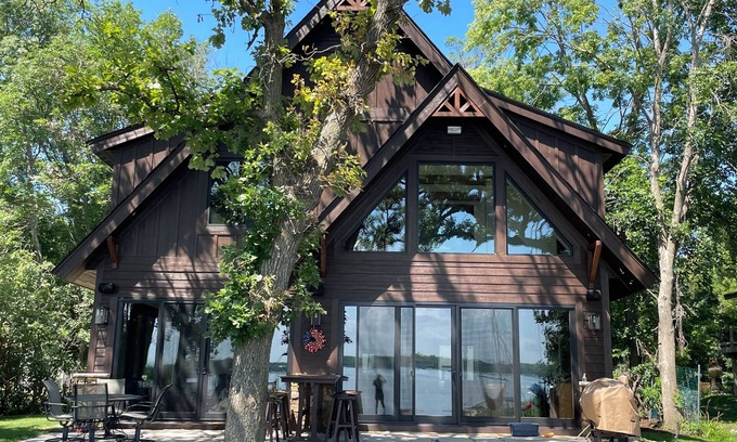 Independence Cabin | Beautiful, newly custom built, lake-front cabin on Lake Independence.