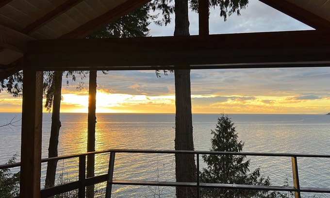 Davis Bay Cottage | Beautiful Oceanfront Cottage between Davis Bay and Sechelt