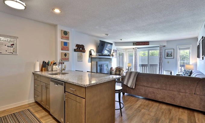 Ludlow Condo | Beautiful Okemo Mountain Lodge Condo at Clocktower Base - Ski In/Ski Out