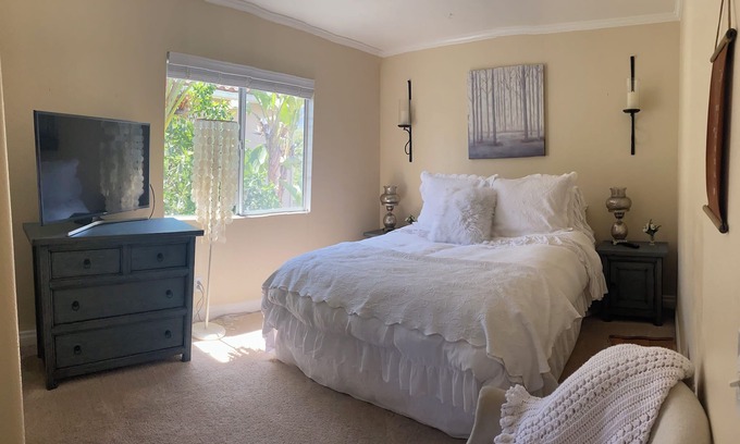 Thousand Oaks House | Beautiful, Peaceful, Room in Newbury Park Home in Gated Community