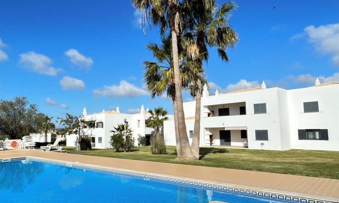 Pera Apartment | Beautiful pool apartment with sea view
