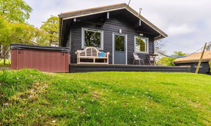 Brazzacott House | Beautiful private villa with hot tub, WIFI, TV, terrace, pets allowed and panoramic view