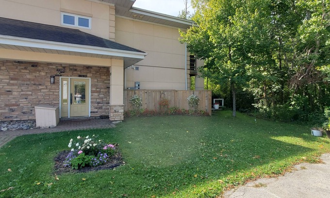 Collingwood House | Beautiful private 3 bed 4 bath condo/townhouse in Collingwood/Blue mountains.