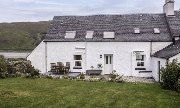 Breakish House | Beautiful private villa for 6 people with WIFI, TV, patio and pets allowed