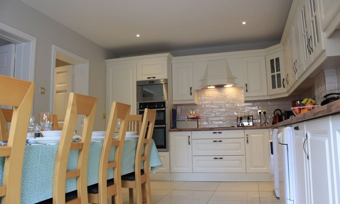 Killarney House | Beautiful private home in Killarney Town Centre - Free Parking /WiFi sleeps 10