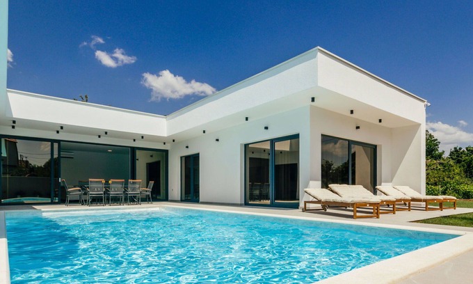 Donji Prolozac Villa | Beautiful private villa for 10 people with WIFI, private pool, A/C, TV, terrace and parking
