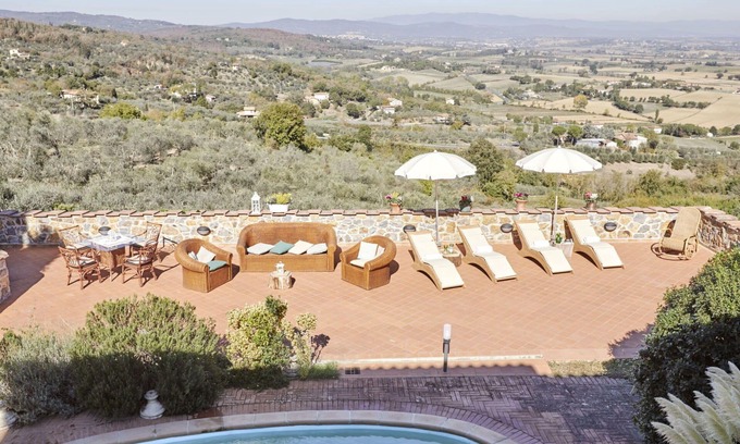 Lucignano House | Beautiful private villa for 26 people with hot tub, WIFI, A/C, private pool, TV and terrace