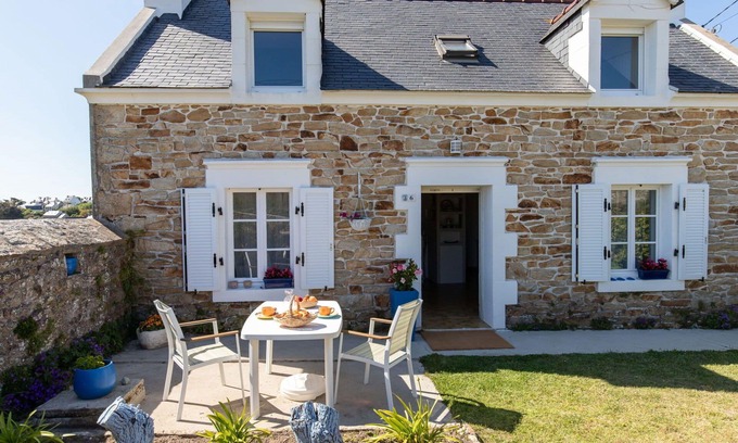 Plogoff House | Beautiful private villa for 5 people with TV, terrace, pets allowed, panoramic view and parking