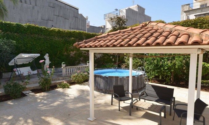 Floridia Villa | Beautiful private villa for 8 guests with private pool, A/C, WIFI, TV, patio and pets allowed