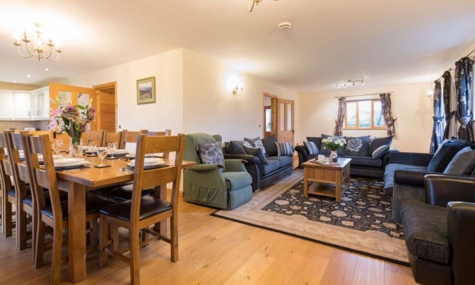 Brecon House | Beautiful private villa for 10 guests with WIFI, TV, patio and parking