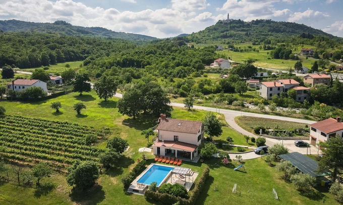 Pican House | Beautiful private villa for 10 people with WIFI, private pool, A/C, TV, terrace and pets allowed