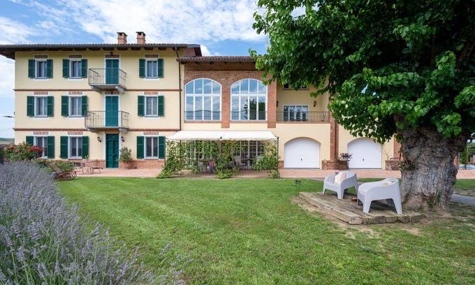 Castell'Alfero House | Beautiful private villa for 9 people with hot tub, WIFI, TV, patio, pets allowed and panoramic v.