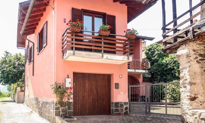 Pella House | Beautiful private villa for 6 guests with WIFI, TV, patio and pets allowed