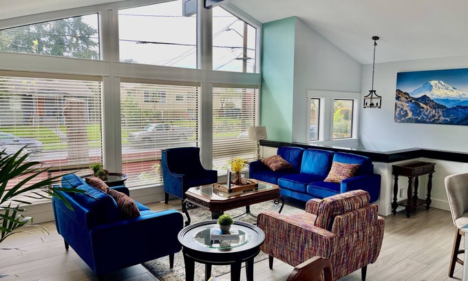 Brighton House | Beautiful relaxing home 4BR/3BA near Light Rail