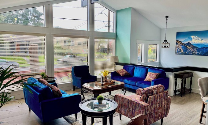 Brighton House | Beautiful relaxing home 4BR/3BA -AC-near Light Rail