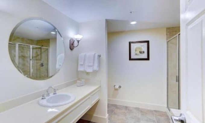 Northeast Virginia Beach Resort | Beautiful Resort Suite with Free Parking, WiFi, Fireplace, Pools & Beach Access