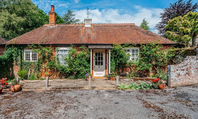 New Forest District House | Beautiful Riverside Cottage with Large Garden, 2BR