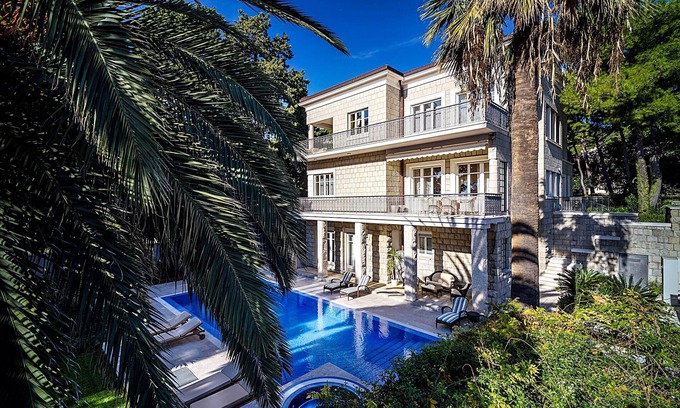 Split House | Beautiful Seafront Luxury Villa in Quiet Area Close to Center of Split