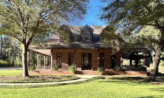 McComb House | Beautiful secluded executive style home yet close to town.