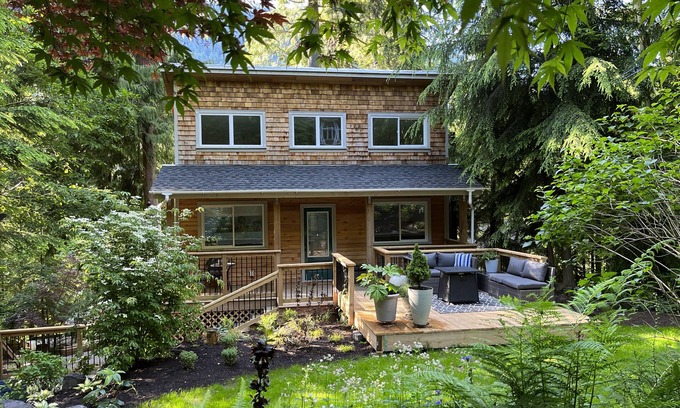 Bowen Island Bed & Breakfast | Beautiful Self Contained Woodland Cabin