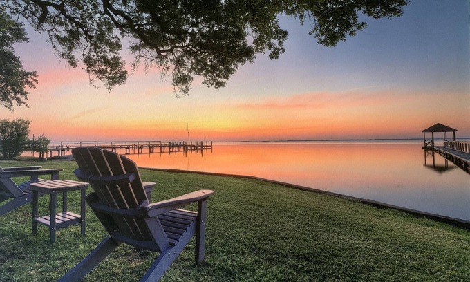 Currituck County House | Beautiful Soundfront Home with Currituck Lighthouse View