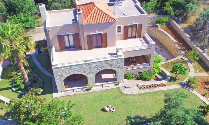 Prines Villa | Beautiful spacious villa for 8, Near taverns & mini markets, Ideal for families