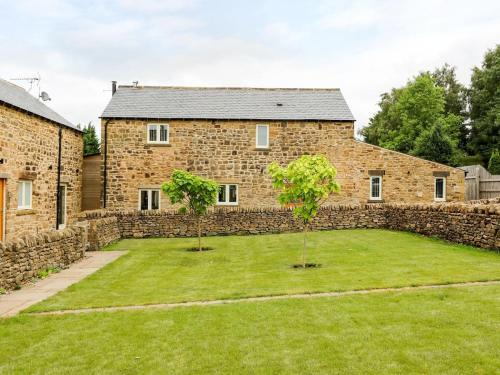 Marsh Lane House | Beautiful Stone Barn with Hot Tub on a Quiet Farm