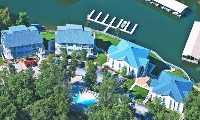 Lake Ozark Apartment | Beautiful studio unit at resort, sleeps 2