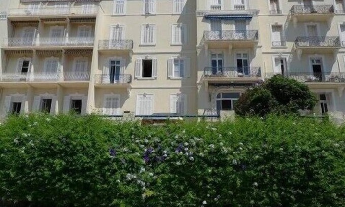 Sainte-Maxime City Centre Apartment | Beautiful Studio With Large Private Terrace. Sleeps2-4. 2 Mins To Beaches.