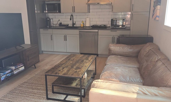 North Saanich Apartment | Beautiful suite in North Saanich. Close to Buchart Gardens, airport and ferries.